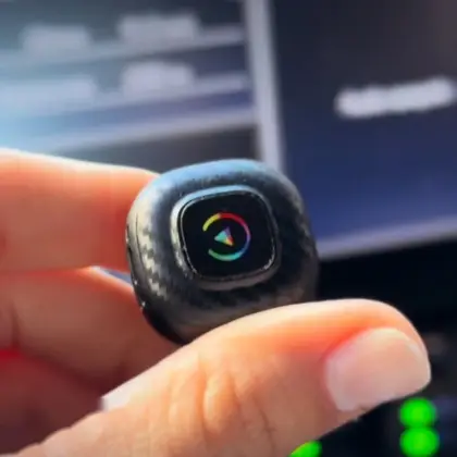 Adaptador inalámbrico CarPlay y Android Auto ZeliQ en la mano