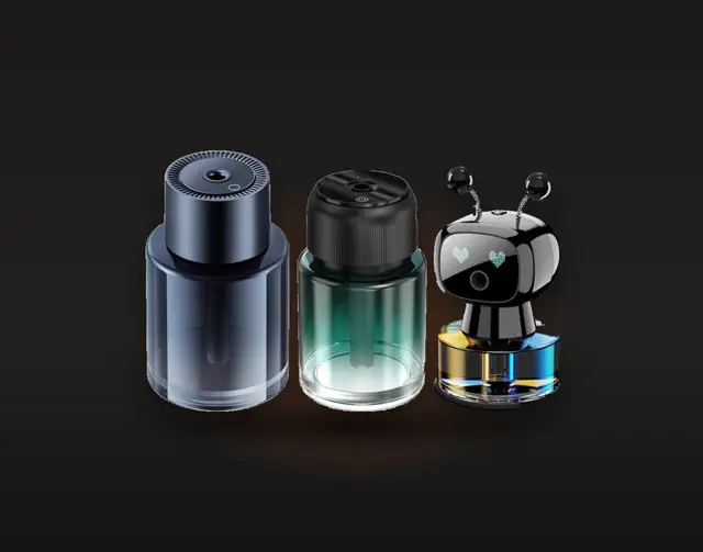 Tres difusores de aroma para auto de Zuki sobre fondo oscuro
